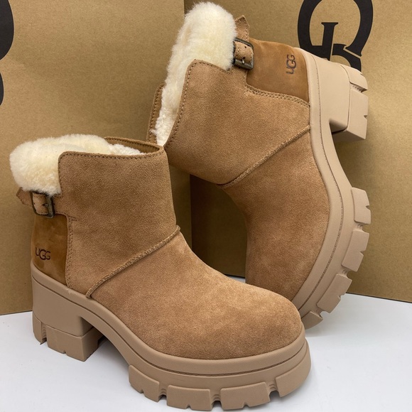 UGG Shoes - UGG WMNS 
W BROOKLYN BUCKLE PLATFORM HIGH HEELS BOOTS CHESTNUT Tan Shearling